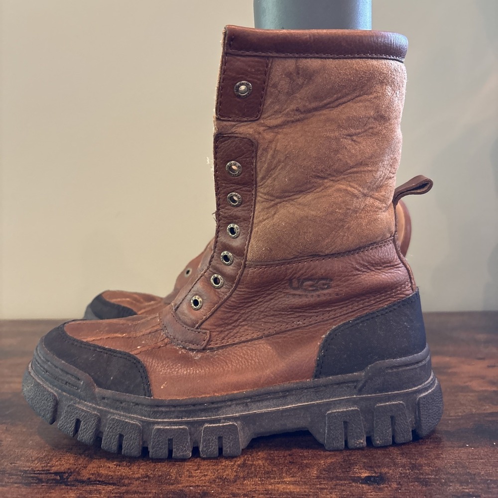 UGG Adirondack lace-up boots women size 9 snow boots Winter Warm Fleece